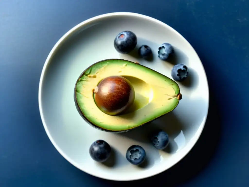 Delicioso contraste: aguacate maduro y jugosas moras en un plato blanco Un festín de aguacate maduro y arándanos jugosos en un plato blanco, resaltando los colores y texturas